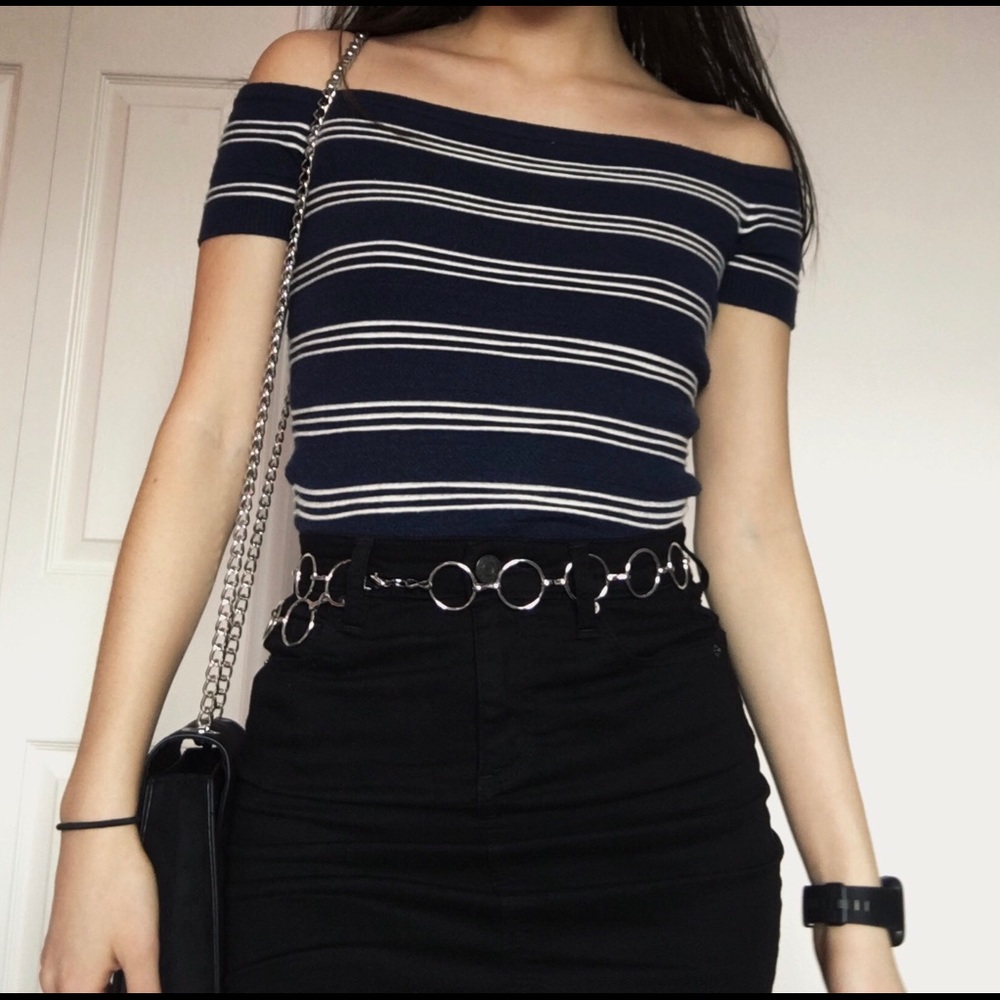 👚3/$15 Cropped navy blue stripped t-shirt